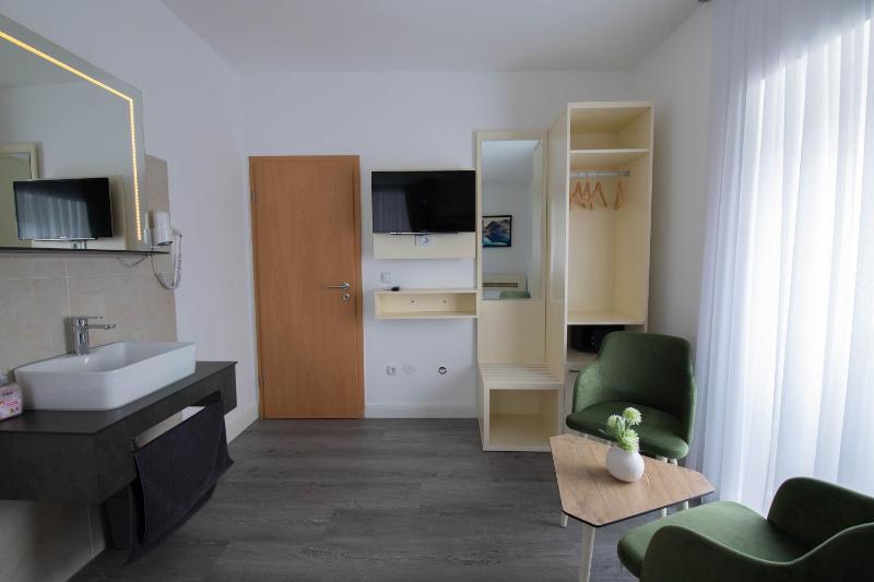 Standard Twin Room image 2