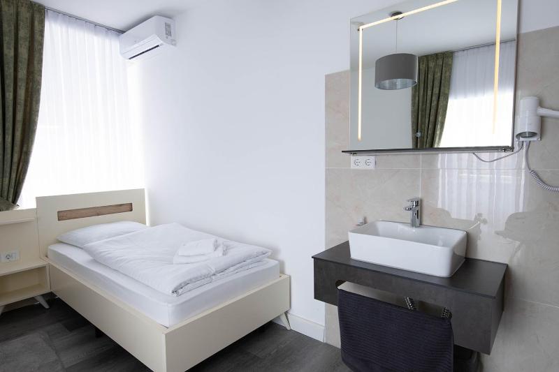 Standard Twin Room image 3