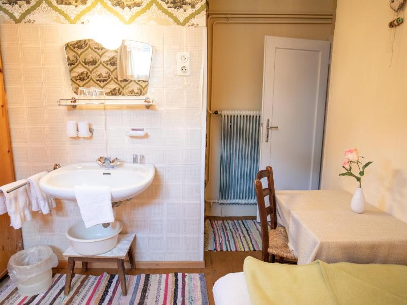 Twin Room with Shared Bathroom - Basement image 4
