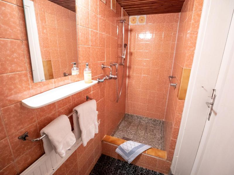 Twin Room with Shared Bathroom - Basement image 2