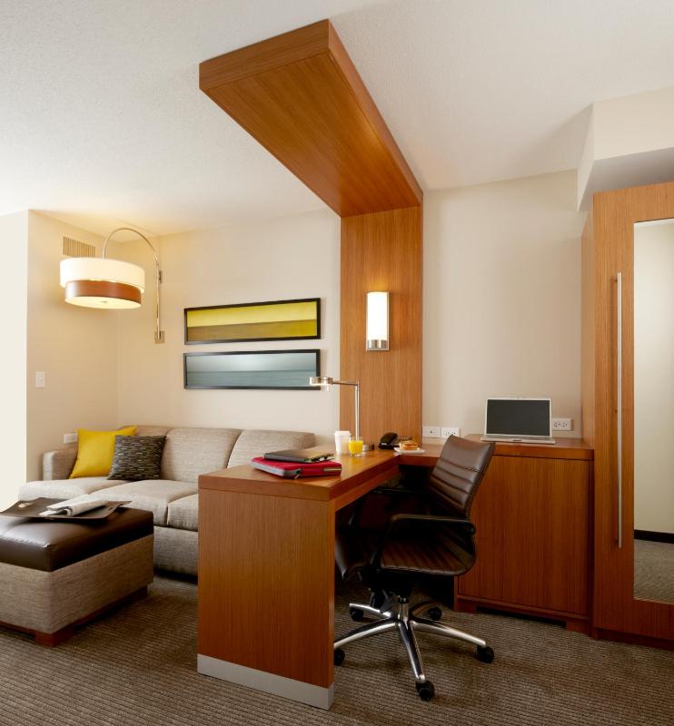 Queen Room with Two Queen Beds and Sofa Bed - High Floor image 4