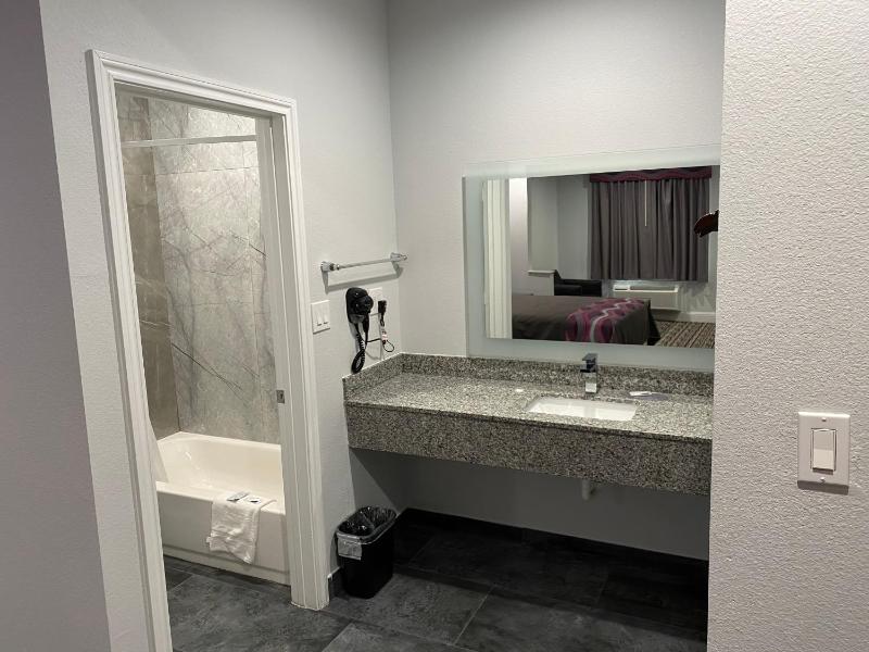 Deluxe King Room image 2