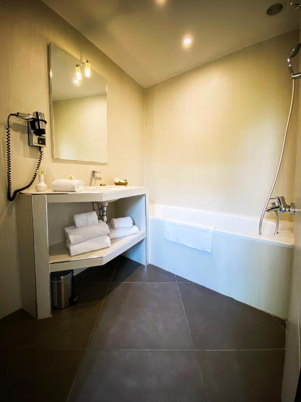 Superior Double or Twin Room with Balcony image 4