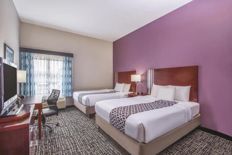 Queen Room with Two Queen Beds - Non-Smoking image 2