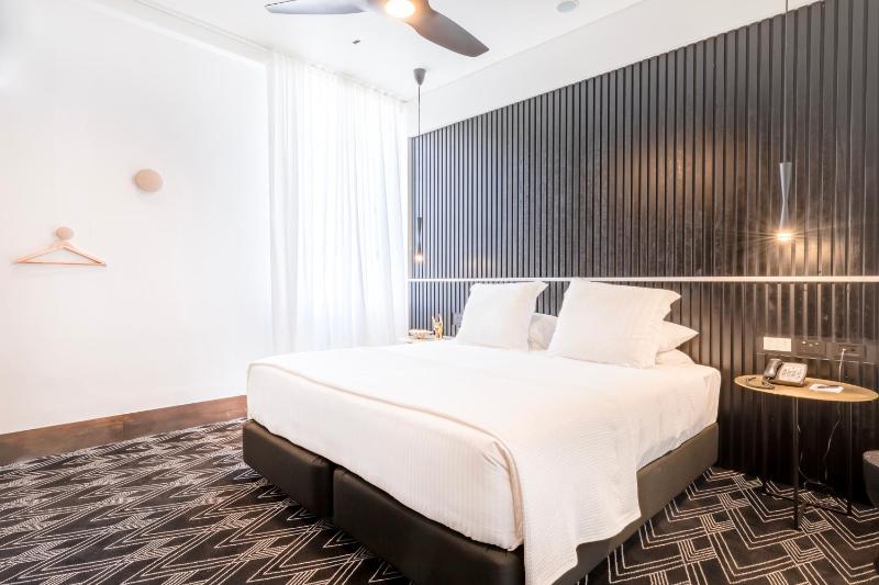 Deluxe King Room image 3