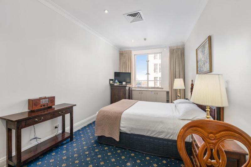 Standard Queen Room image 3