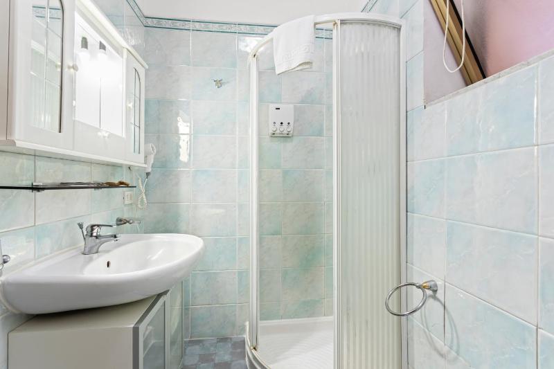 GuestHost - Castello Ursino Balcony Apartment x5 - image 17