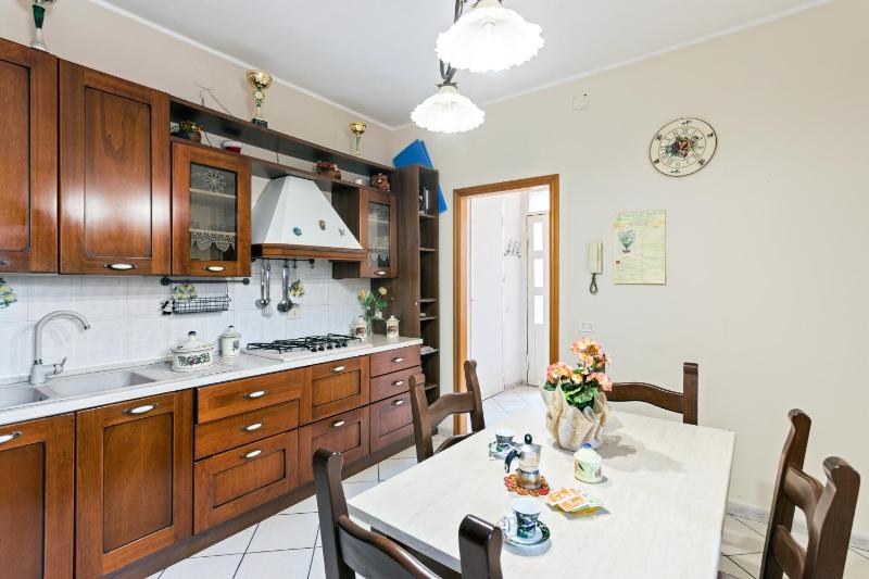 GuestHost - Castello Ursino Balcony Apartment x5 - image 1