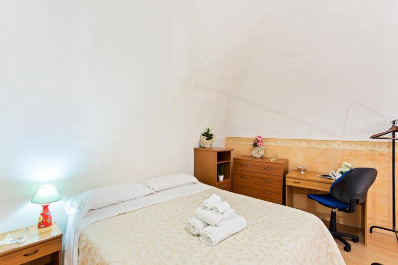 GuestHost - Castello Ursino Balcony Apartment x5 - image 10