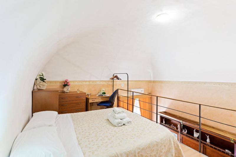 GuestHost - Castello Ursino Balcony Apartment x5 - image 6