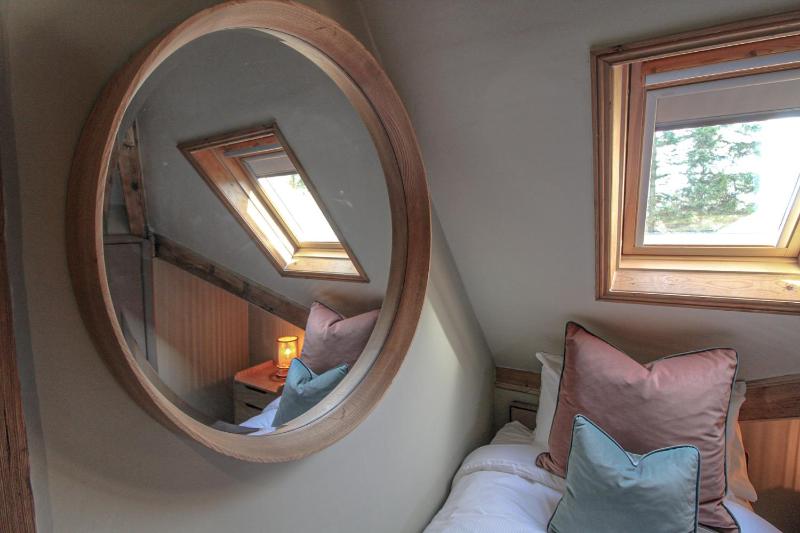 Twin Room with Private Bathroom image 4