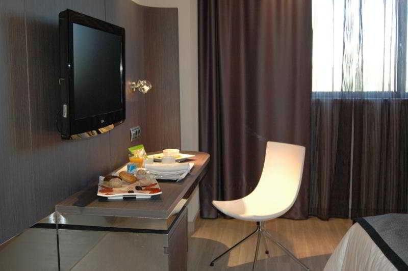 Room #1749055 image 2