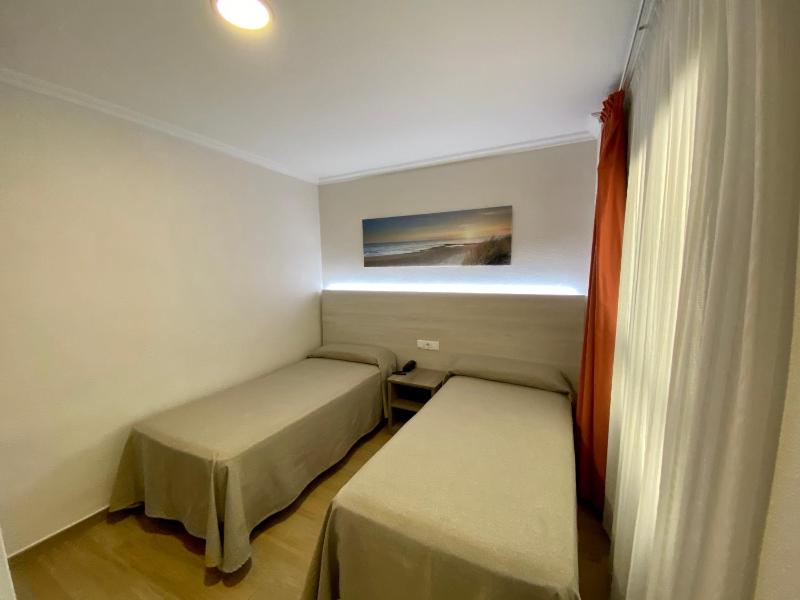 Deluxe Twin Room image 1
