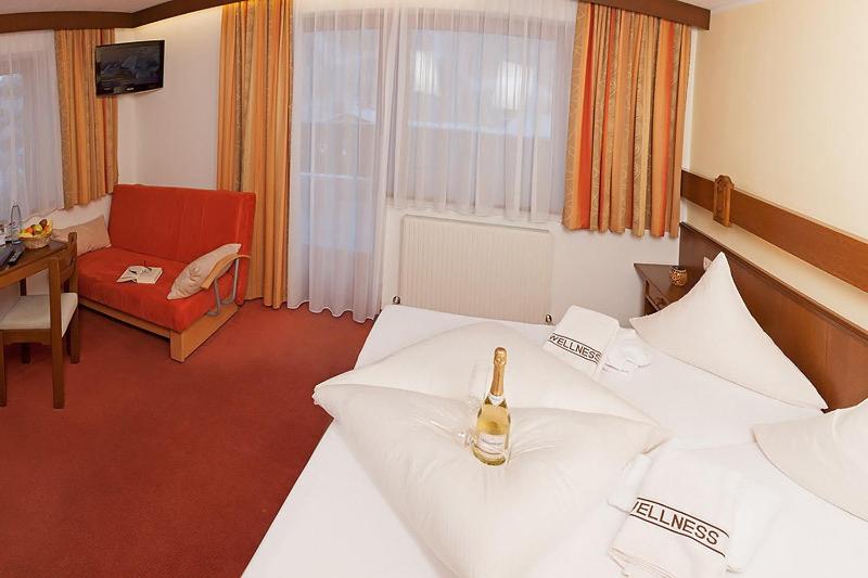 Standard Double Room south image 3