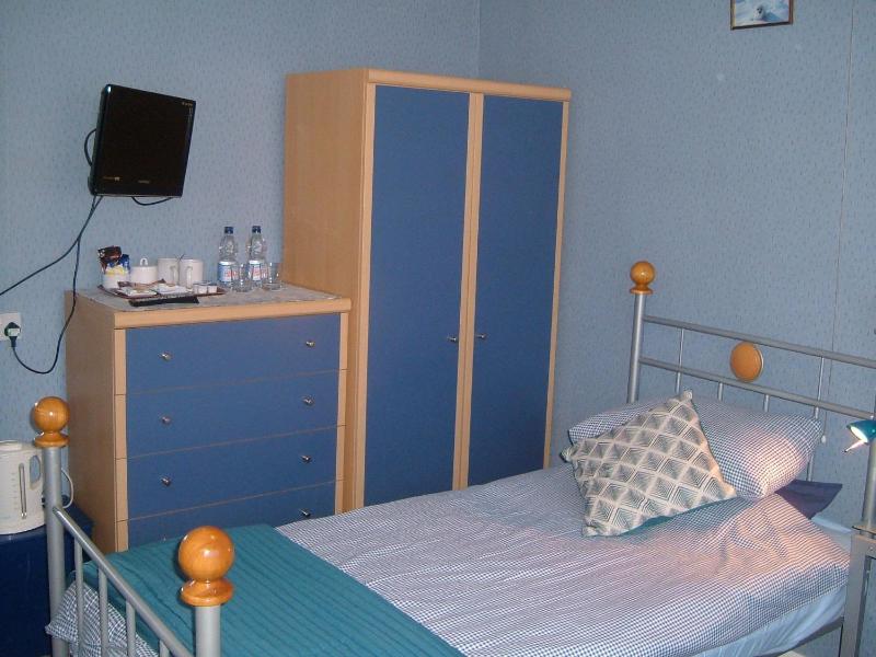 Twin Room image 4