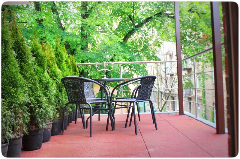 Luxury One-Bedroom Apartment with Balcony image 4