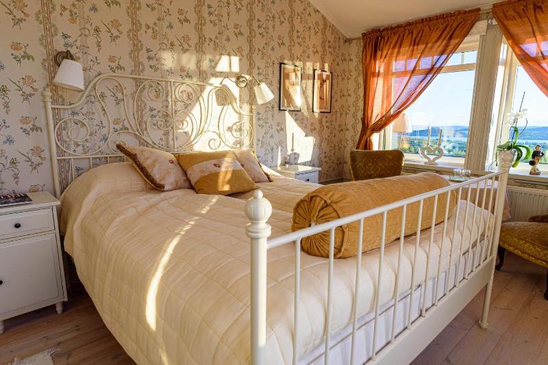 Double Room image 3