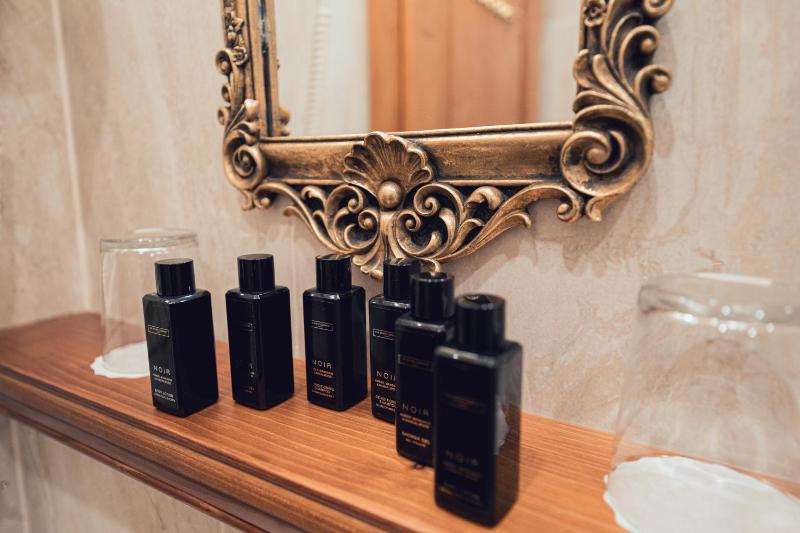 Economy Double Room image 3