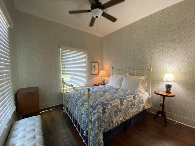 Standard Queen Room image 4