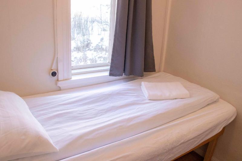 Small Single Room with Shared Bathroom image 2