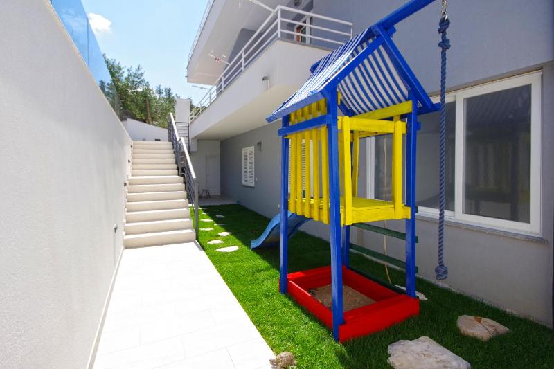 Apartments Makarska - image 23