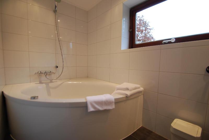 Twin Room with Bath image 4