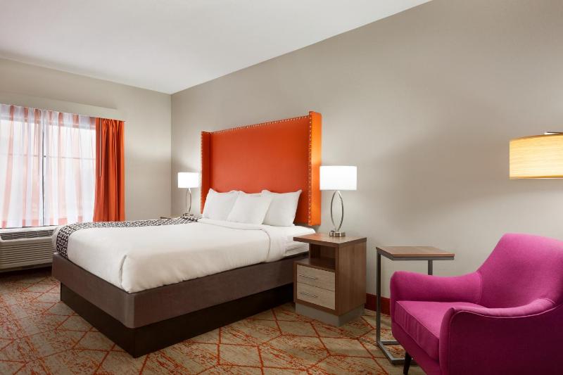 Standard King Room image 3