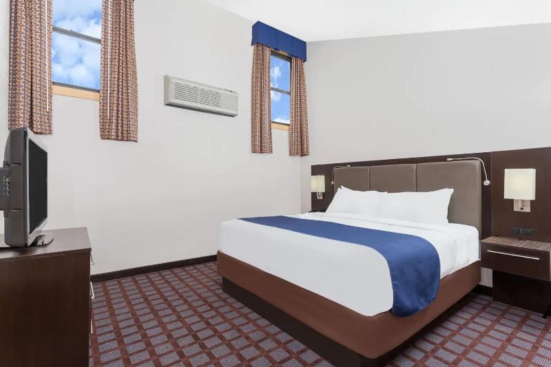 King Suite - Non-Smoking image 3