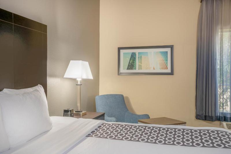 Queen Room with Two Queen Beds and Bath Tub - Mobility/Hearing Accessible - Non-Smoking image 4