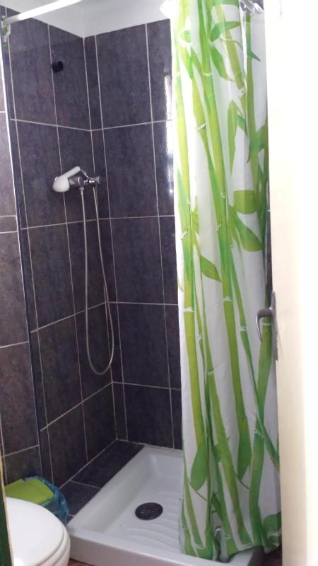 Single Room with Shared Bathroom image 3