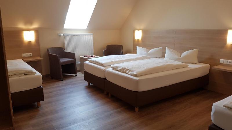 Classic Quadruple Room image 4