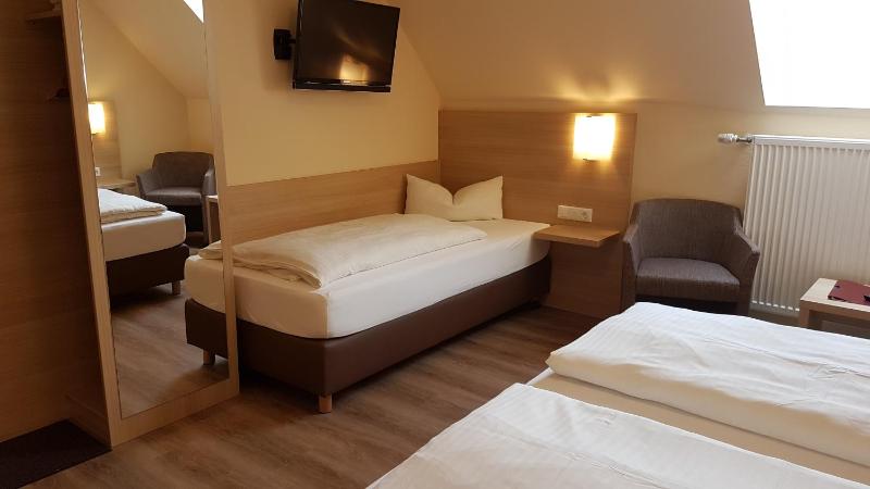 Classic Quadruple Room image 2
