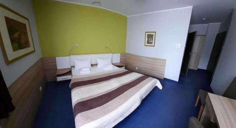 Double Room with Spa Bath image 1