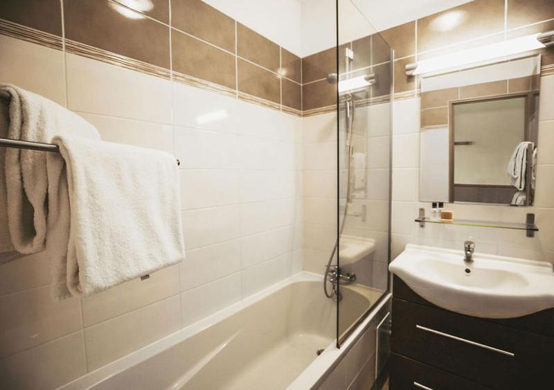 Twin Room with Mountain View image 4