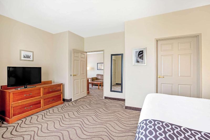 King Suite - Non-Smoking image 4