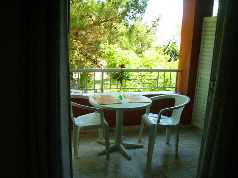 Quadruple Split Level - 1st Floor image 2