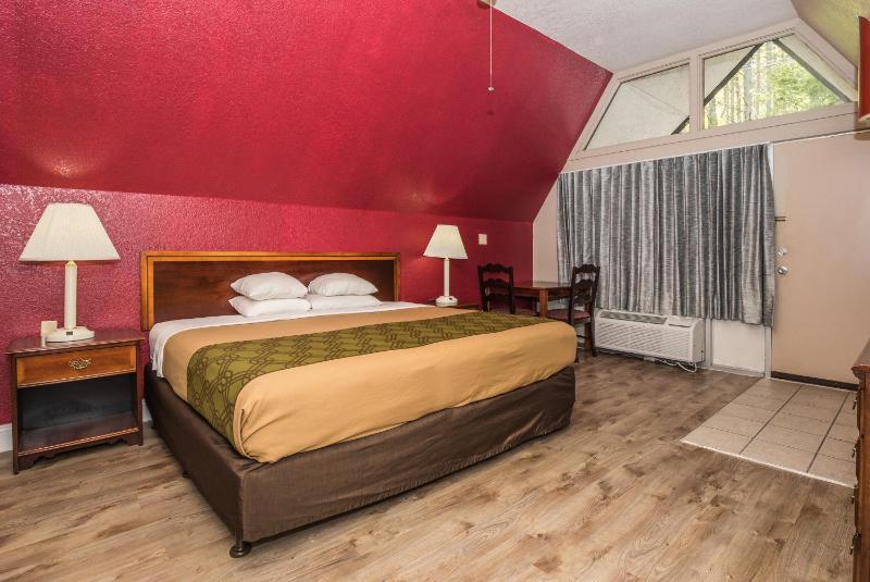 Standard King Room image 4