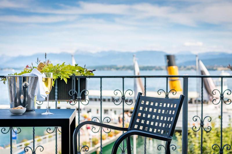 Deluxe Double Room with Balcony image 4