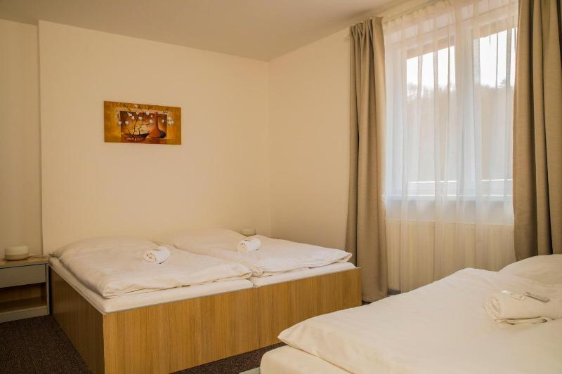 Standard Triple Room image 2