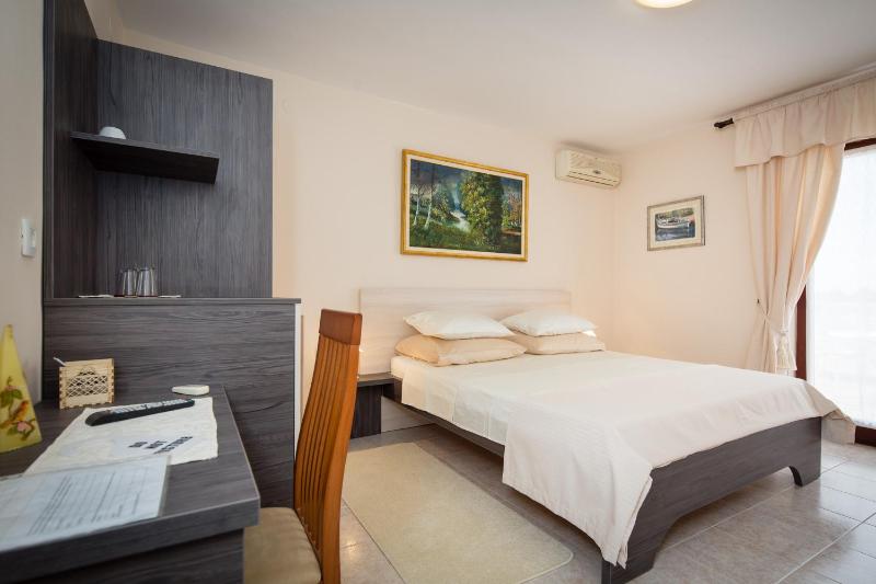 Double Room with Balcony and Sea View image 1