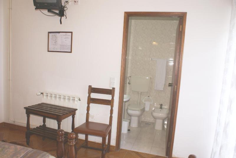 Twin Room image 4