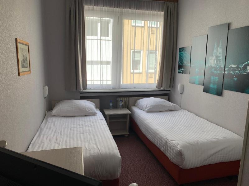 Double or Twin Room image 4