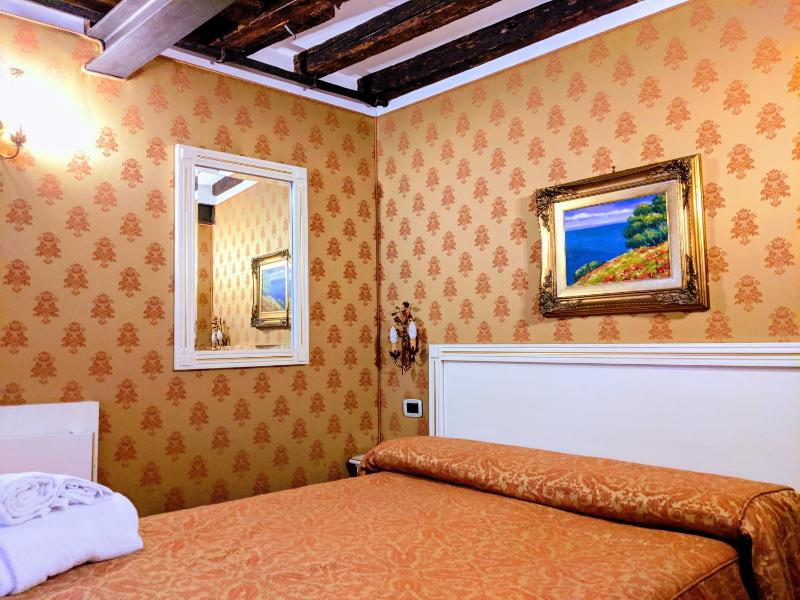 Economy Double Room image 4