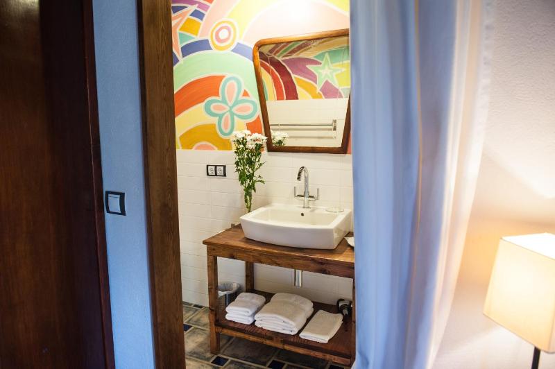 Basic Double or Twin Room image 2