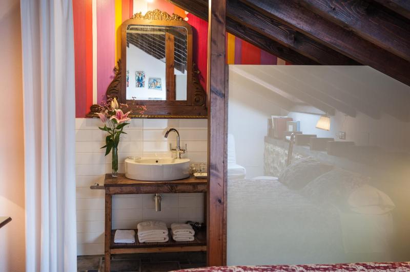 Deluxe Double or Twin Room image 4
