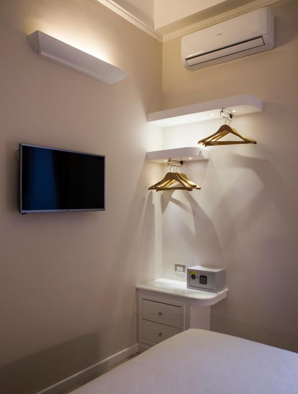 Royal Rooms Luxury Suite - image 5