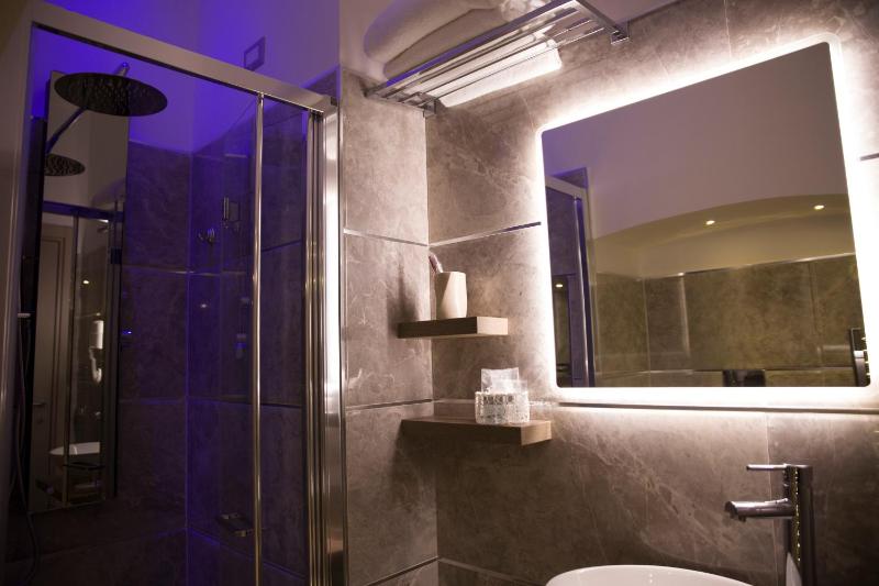 Standard Double Room image 4