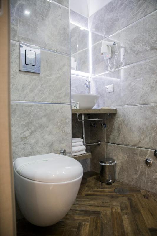 Royal Rooms Luxury Suite - image 6