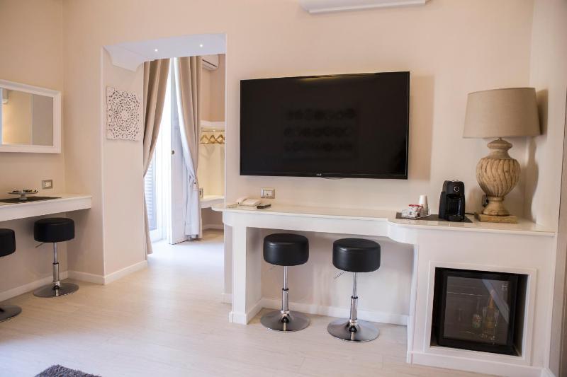 Royal Rooms Luxury Suite - image 11