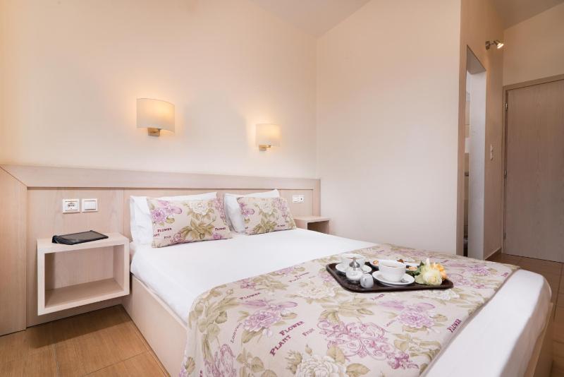Double Room with Balcony image 4